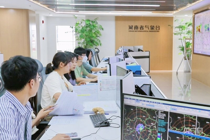 河南省气象台预报业务人员分析研判天气形势（央广网记者 张丽娜 摄）