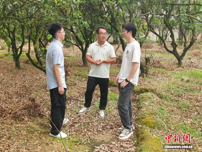 图为突击队成员工作现场。　中新网记者 张璐 摄