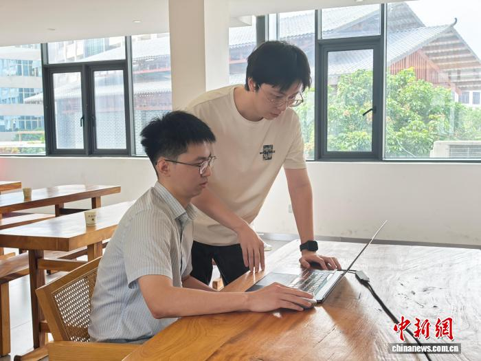 图为突击队成员工作现场。　中新网记者 张璐 摄